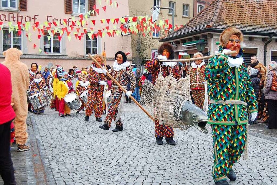 Die Laufenburger Narren eroberten das Rathaus und eröffneten bald darauf die Städtlefasnacht. (Foto: Melanie Dramac) Die Laufenburger Narren eroberten das Rathaus und eröffneten bald darauf die Städtlefasnacht. (Foto: Melanie Dramac)
