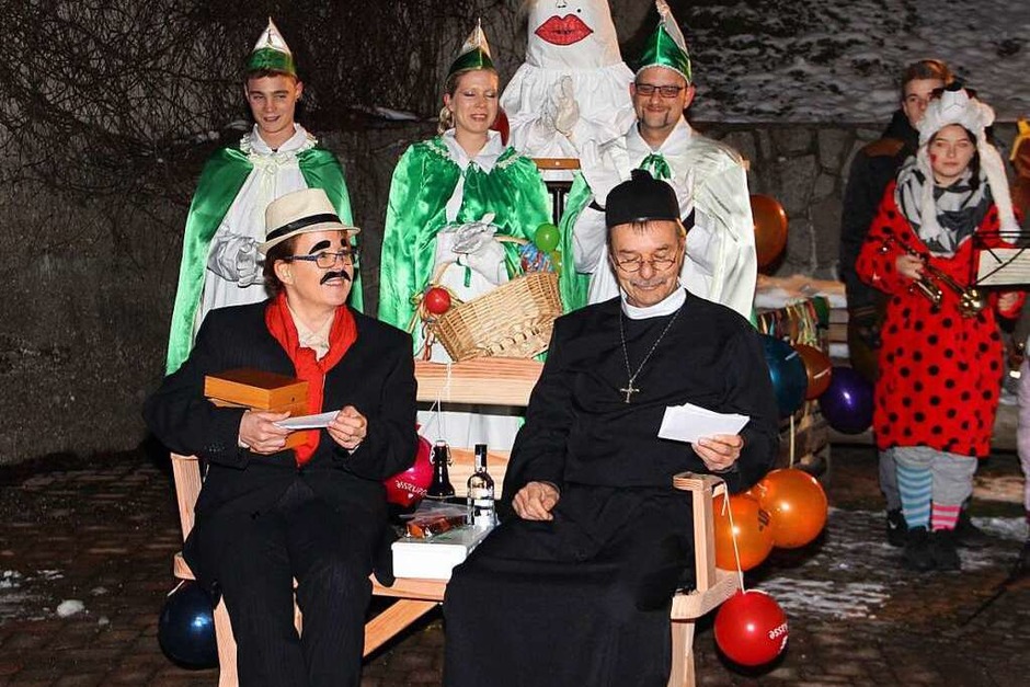 Bürgermeister Gerd Schweinlin als Don Camillo und Pfarrerin Susanne Roßkopf als Bürgermeister Peppone (Foto: Rolf-Dieter Kanmacher) Bürgermeister Gerd Schweinlin als Don Camillo und Pfarrerin Susanne Roßkopf als Bürgermeister Peppone (Foto: Rolf-Dieter Kanmacher)