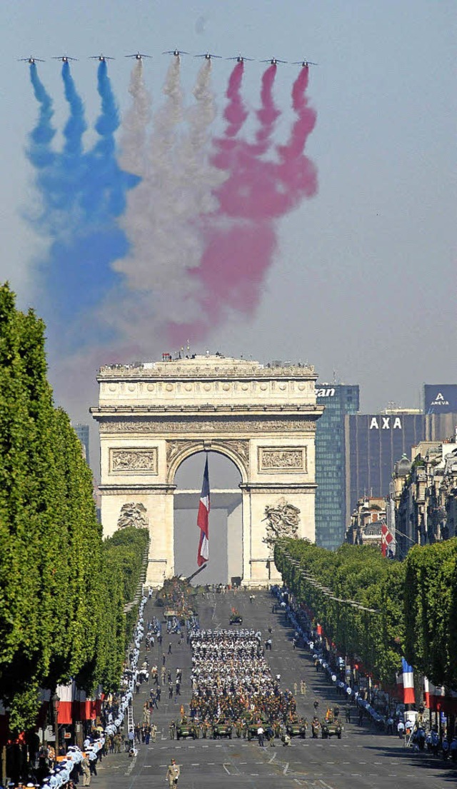 Militrjets flogen am Nationalfeiertag...arade ber den Triumphbogen in Paris.   | Foto: DPA