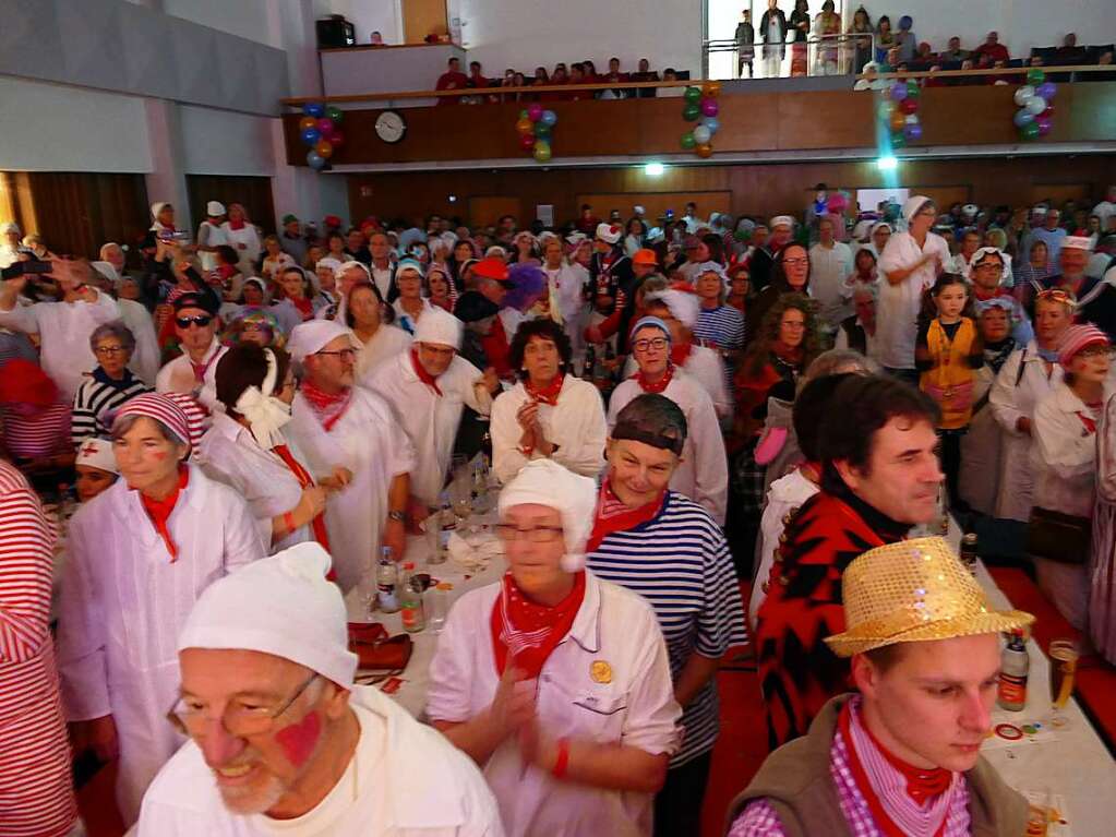 Heiter, bunt, famos: Der Brauchtumsabend der Hllenzunft Kirchzarten setzte Glanzlicht an Glanzlicht.