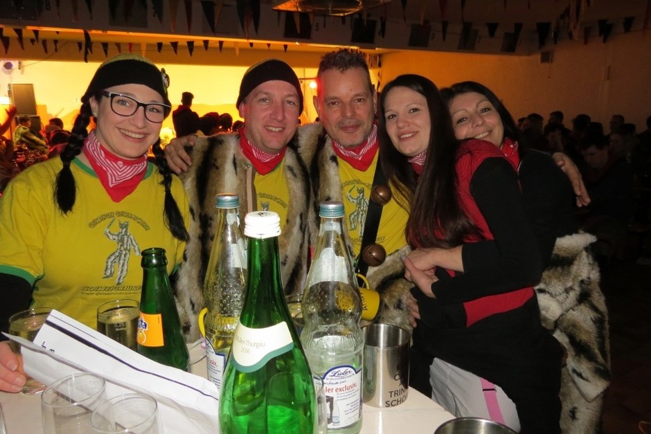 Ausgelassene Stimmung beim Hemdglunkerball am „Schmutzige“ in Schweighausen (Foto: Roland Fischer ) Ausgelassene Stimmung beim Hemdglunkerball am „Schmutzige“ in Schweighausen (Foto: Roland Fischer )