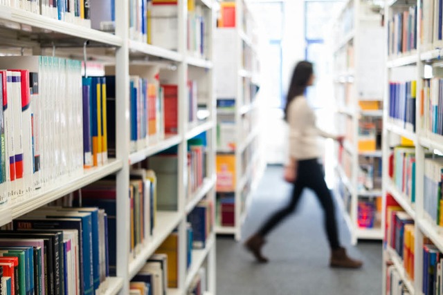 Bibliotheken werden immer mehr vom Ausleih- zum Aufenthaltsort.  | Foto: euregiocontent - stock.adobe.com