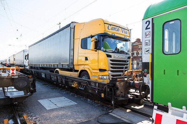 Lastwagen auf der Schiene (Archiv)  | Foto: Oliver Huber