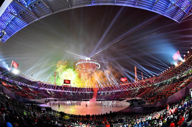 euerwerk erhellt den Nachthimmel ber dem Olympiastadion.  | Foto: dpa