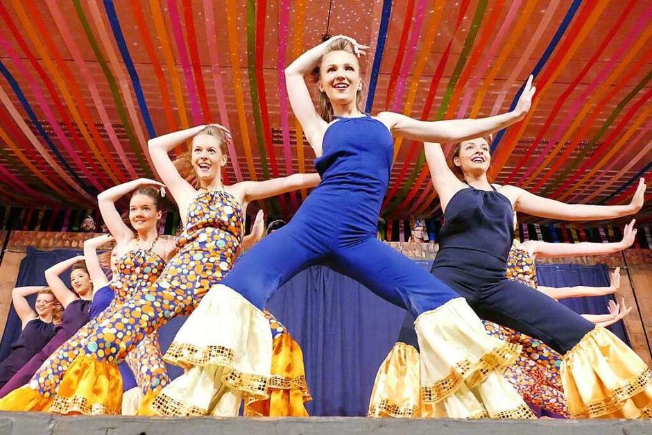 Emotionaler Höhepunkt war die Abba-Show, die drei generationen des Zunftballetts auf der Bühne vereinte und die Stimmung in der Belchen halle zum Kochen brachte. (Foto: Hans-Peter Müller) Emotionaler Höhepunkt war die Abba-Show, die drei generationen des Zunftballetts auf der Bühne vereinte und die Stimmung in der Belchen halle zum Kochen brachte. (Foto: Hans-Peter Müller)