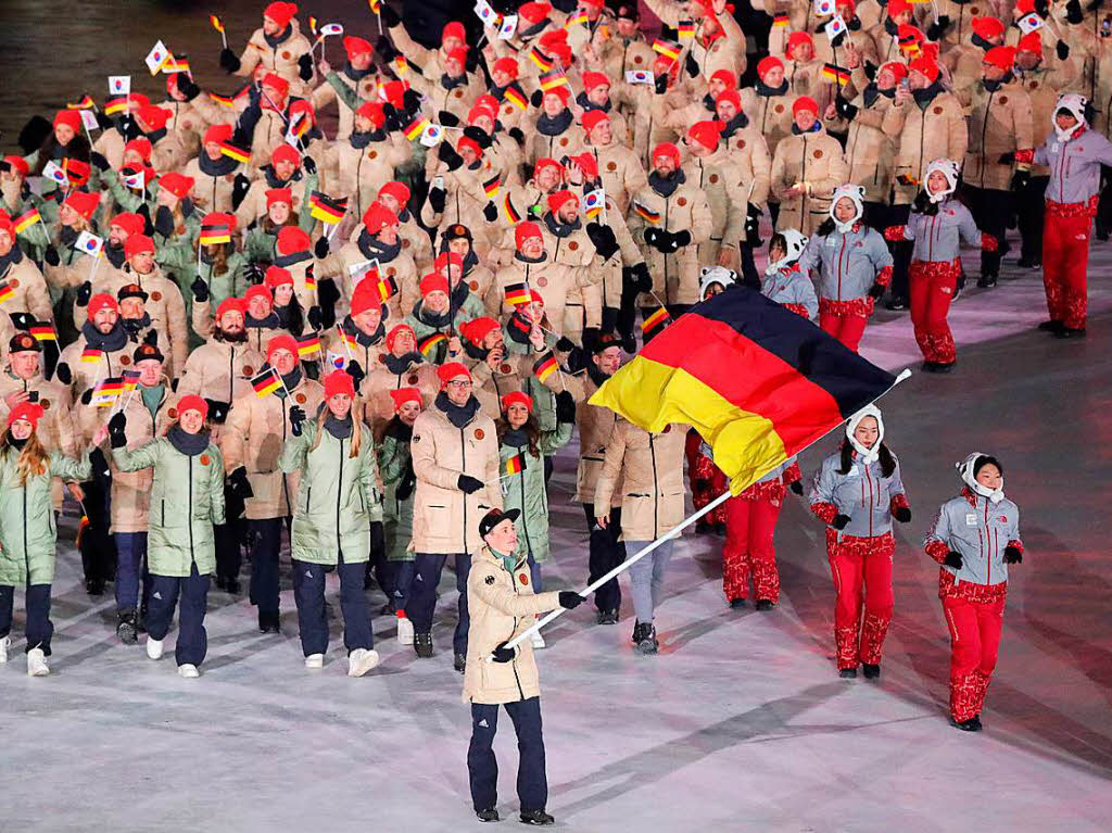 Das Deutsche Team mit Fahnentrger Eric Frenzel luft bei der Erffnungsfeier in das Olympiastadion.