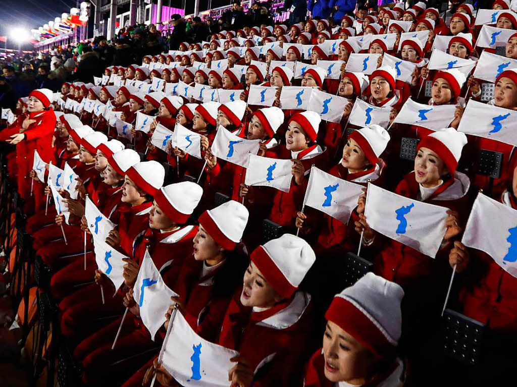 Mitglieder der Delegation aus Nordkorea sitzen bei der Erffnungsfeier im Olympiastadion.