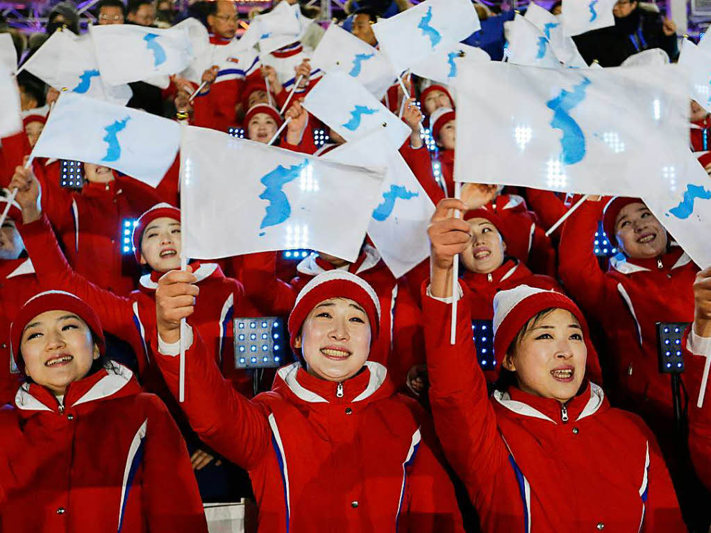 Mitglieder der Delegation aus Nordkorea sitzen bei der Erffnungsfeier im Olympiastadion.