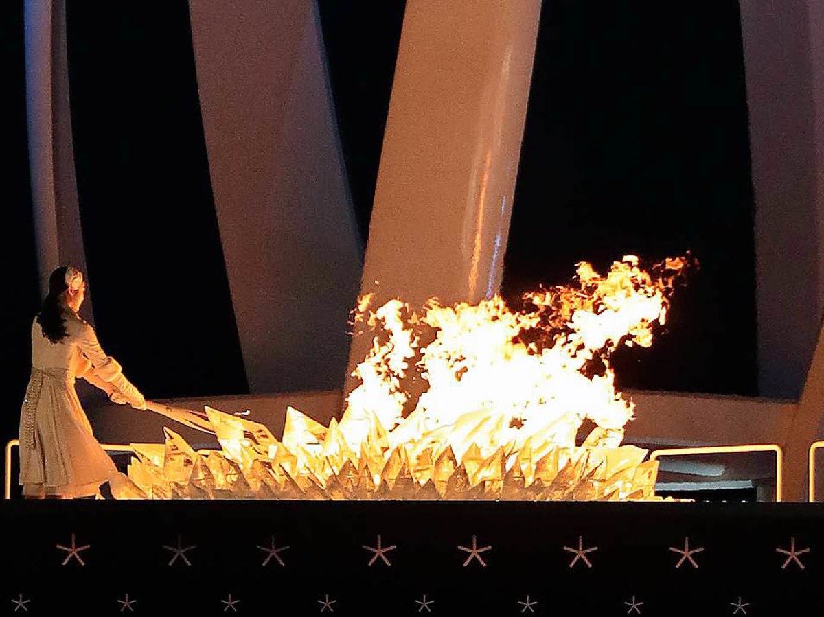 Die ehemalige sdkoreanische Eiskunstluferin Kim Yuna (l) entzndet die Flamme. Das olympische Feuer der Winterspiele brennt.