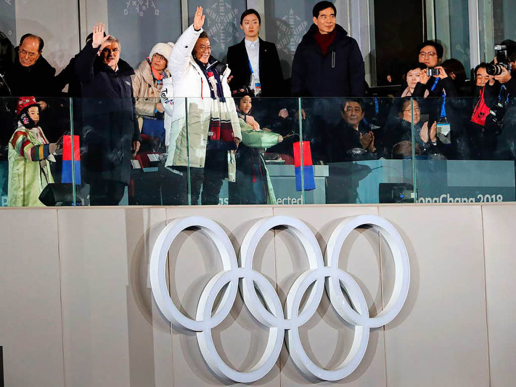 Der deutsche IOC Prsident Thomas Bach (l) und der sdkoreanische Staatschef Moon Jae In (r) winken bei der Erffnungsfeier im Olympiastadion.