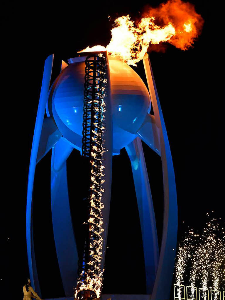 Das olympische Feuer der Winterspiele brennt.