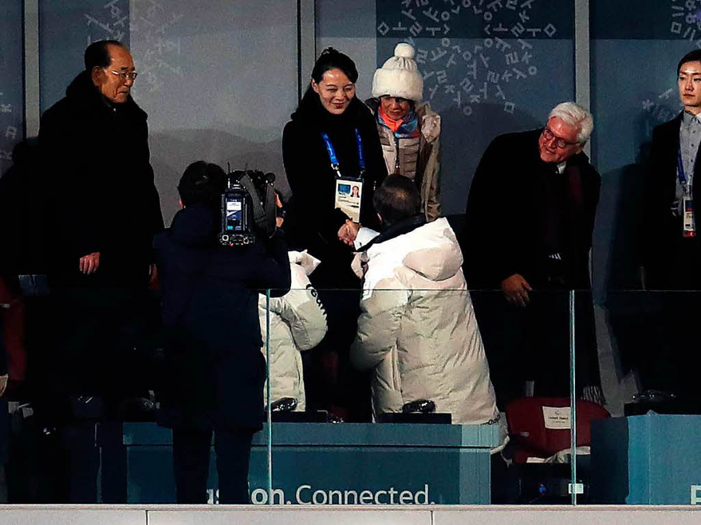 Bundesprsident Frank-Walter Steinmeier (2.vr) schaut zu, whrend Moon Jae In (M, von hinten), Prsident von Sdkorea, die Hand von Kim Yo Jong (M), Schwester des nordkoreanischen Machthabers Kim Jong Un, schttelt.