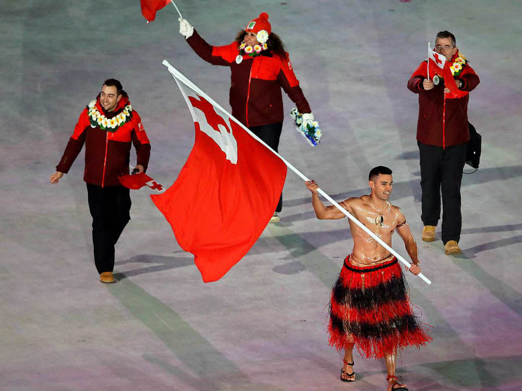 Skilanglufer Pita Taufatofua aus Tonga trgt die Flagge seines Landes mit bloem Oberkrper.