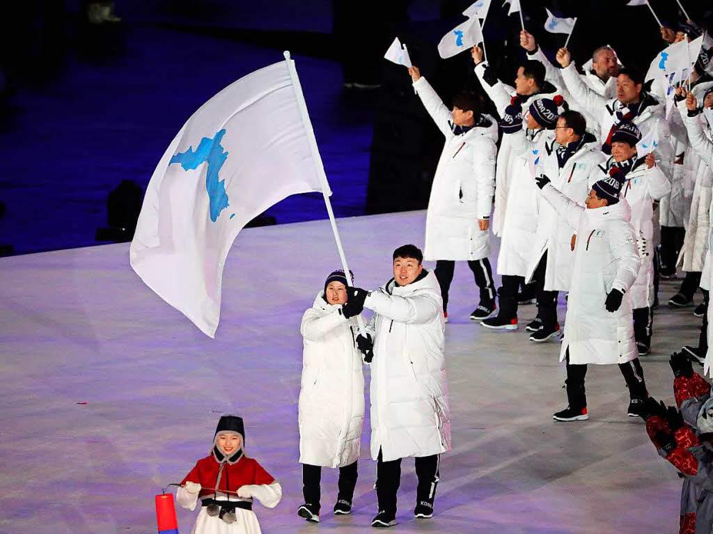 Die gemeinsame Olympia-Mannschaft von Sd- und Nordkorea wird von den zwei Fahnentrgern Won Yun Jong, Bobfahrer aus Sdkorea, und Hwang Chung Gum, Eishockeyspielerin aus Nordkorea, ins Olympiastadion gefhrt.