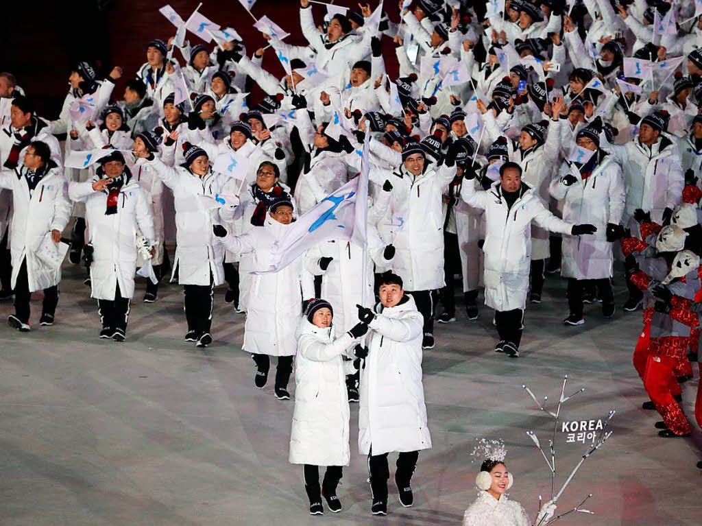 Die gemeinsame Olympia-Mannschaft von Sd- und Nordkorea wird von den zwei Fahnentrgern Won Yun Jong, Bobfahrer aus Sdkorea, und Hwang Chung Gum, Eishockeyspielerin aus Nordkorea, ins Olympiastadion gefhrt.