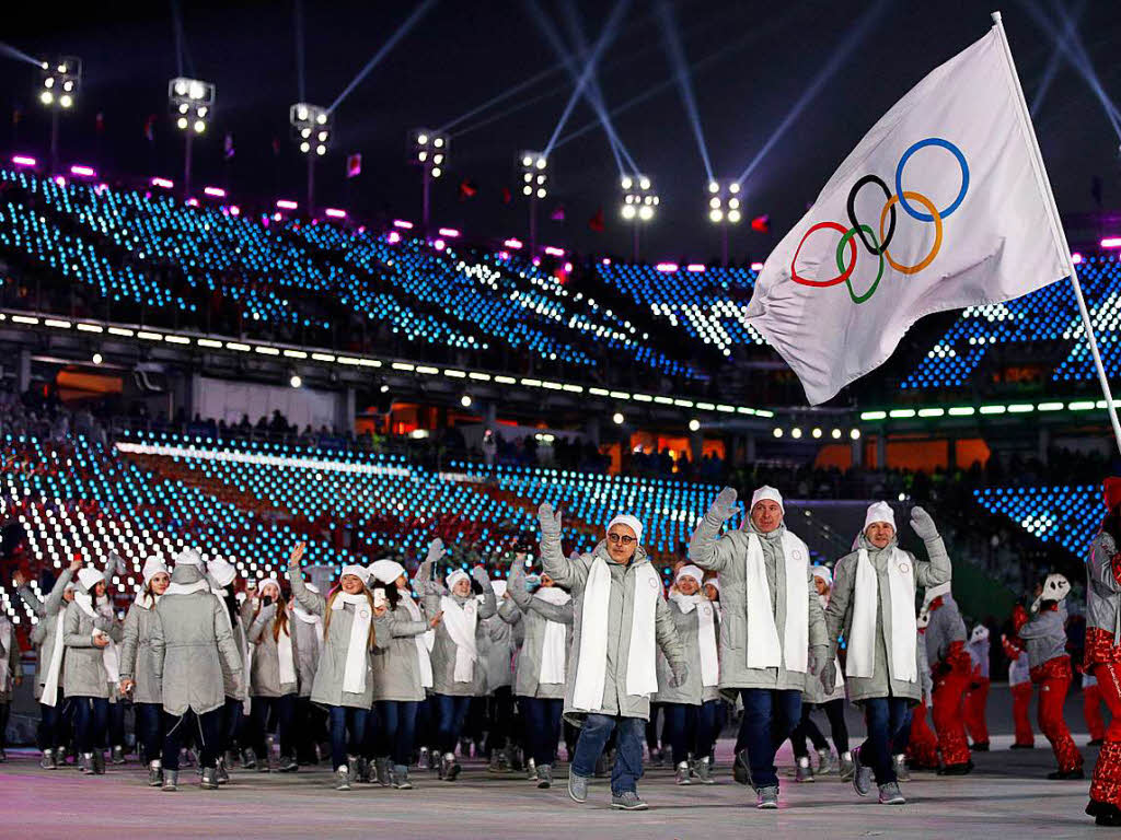 Das Team „Olympischer Athleten aus Russland“ kommt ins Stadion.