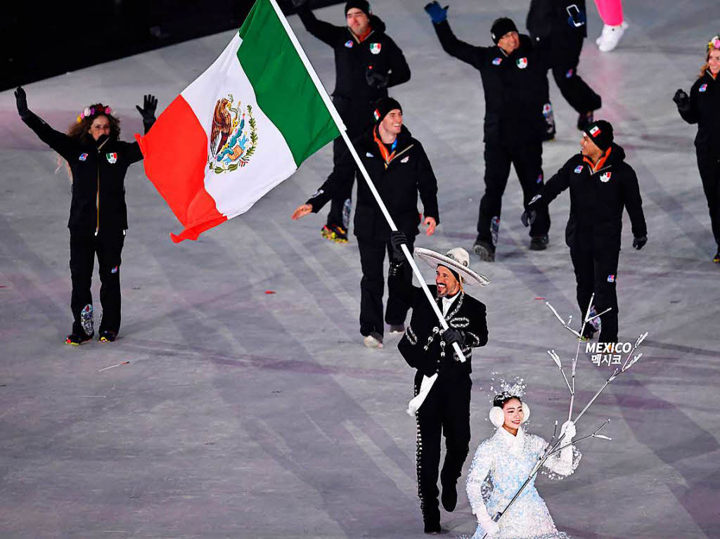 Das Team aus Mexiko mit Fahnentrger German Madrazo (M) luft bei der Erffnungsfeier in das Olympiastadion.