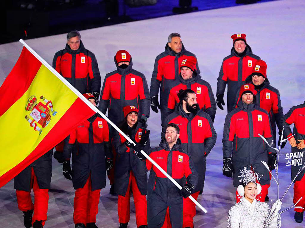Lucas Equibar, Snowboardfahrer und Fahnentrger des Teams aus Spanien fhrt das Team ins Olympiastadion.