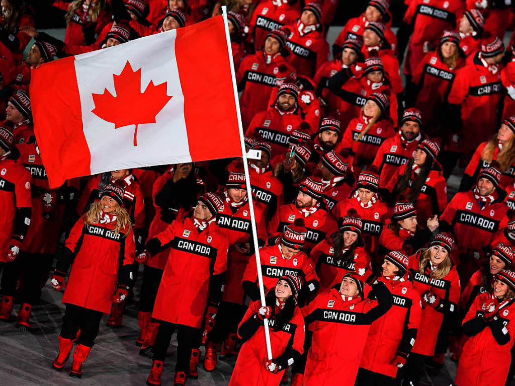 Das Team aus Kanada luft ins Olympiastadion ein.