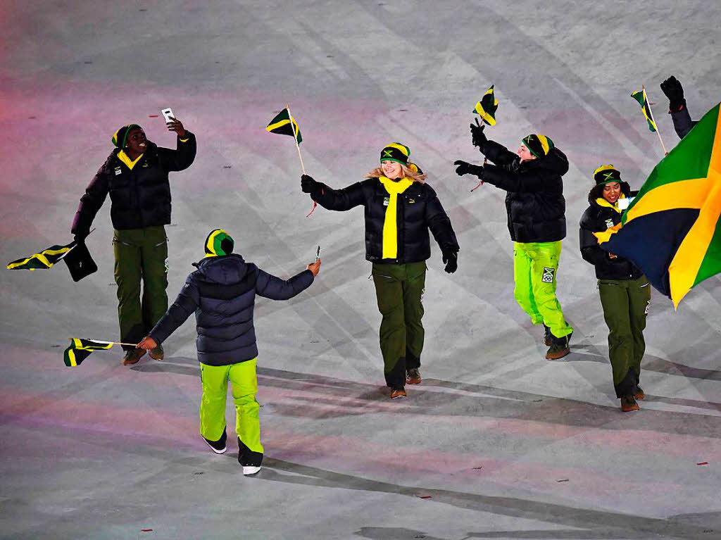 Sandra Kiriasis (M), ehemalige deutsche Bobpilotin und Frauen-Bobteam-Trainerin von Jamaika, luft bei der Erffnungsfeier mit dem Team aus Jamaika in das Olympiastadion.