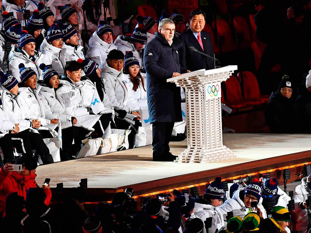 homas Bach, Prsident des Internationalen Olympischen Kommittees (IOC) aus Deutschland, spricht neben Lee Hee Beom (r), Chef des Organisationskomitees (POCOG).