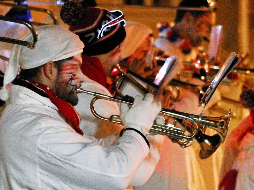 Hemdglunkerumzug in Endingen: Tolle Stimmung herrschte auf dem Marktplatz auch beim Auftritt der Endinger Guggemusik  „Zichftzer“ ab 23 Uhr.