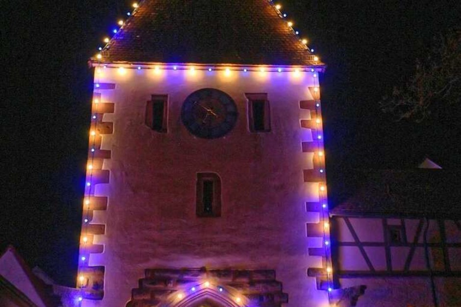 Hemdglunkerumzug in Endingen: Tausende weiß gewandeter Narren zogen am Schmutzige Dunschdig wieder beim Hemdglunkerumzug durch die Endinger Altstadt, um d'r Jokili aus dem Rathausbrunnen zu holen und die Fasnet in Endingen zu eröffnen. (Foto: Martin Wendel) Hemdglunkerumzug in Endingen: Tausende weiß gewandeter Narren zogen am Schmutzige Dunschdig wieder beim Hemdglunkerumzug durch die Endinger Altstadt, um d'r Jokili aus dem Rathausbrunnen zu holen und die Fasnet in Endingen zu eröffnen. (Foto: Martin Wendel)