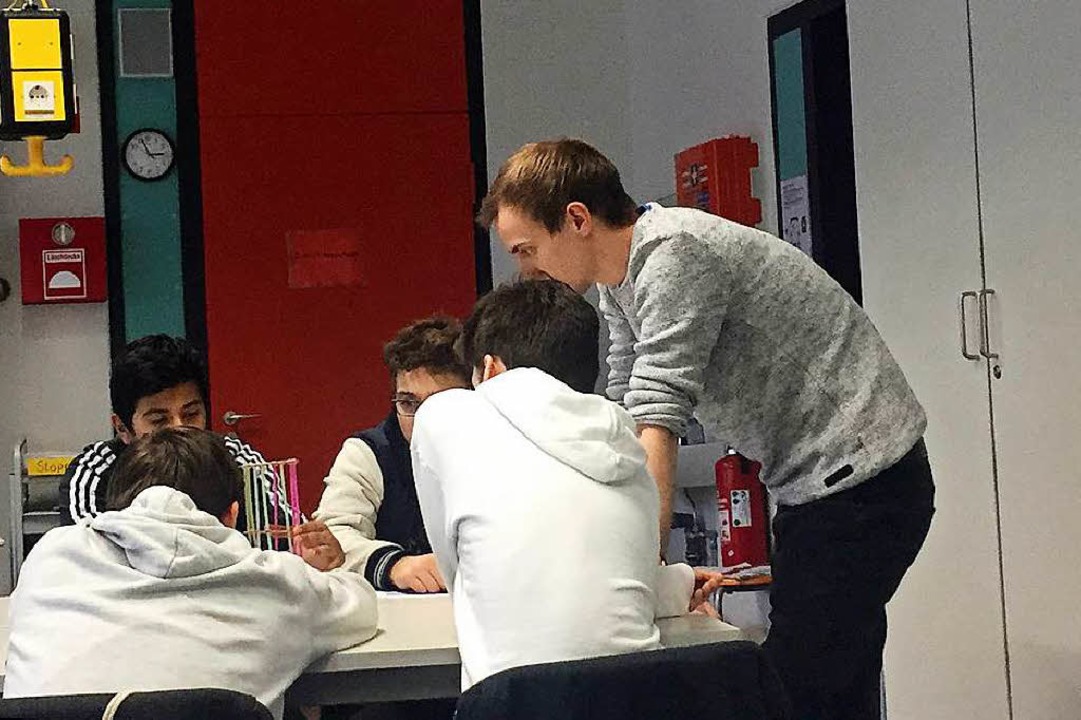 Wie geht das, Herr Hauser? Der Uni-Abs... nimmt sich viel Zeit fr die Schler.  | Foto: Gina Kutkat