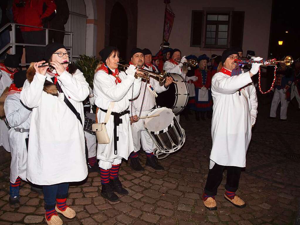 Hemdglunkerumzug in Kenzingen: Schmetternde Klnge am Welle-Bengel-Brunnen