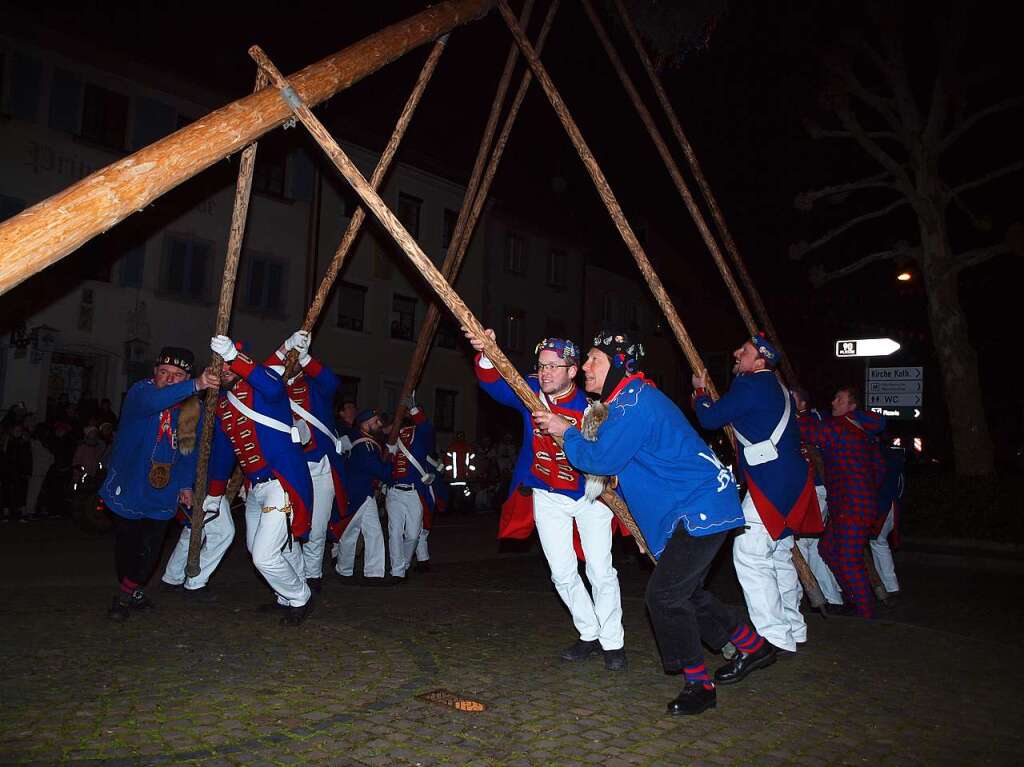 Hemdglunkerumzug in Kenzingen: Kraftvoller Einsatz  fr den Narrenbaum