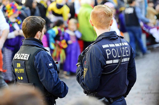 Polizisten bei einem Umzug in Freiburg (Symbolbild)  | Foto: Ingo Schneider