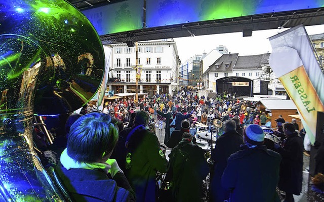 Fest in Narrenhand ist die Innenstadt ...-Explosion und groem Fasnachtsumzug.   | Foto: Barbara Ruda