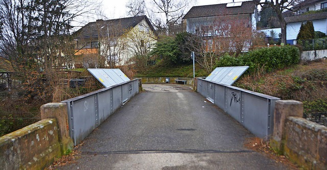 Die Brcke ber die Bahnlinie am Unteren Schlipfweg wird dieses Jahr saniert.   | Foto: Lauber