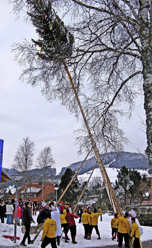 Die Narren stellten, untersttzt durch...Bernauer Narrenbaum beim Kurhaus auf.   | Foto: Ulrike Spiegelhalter