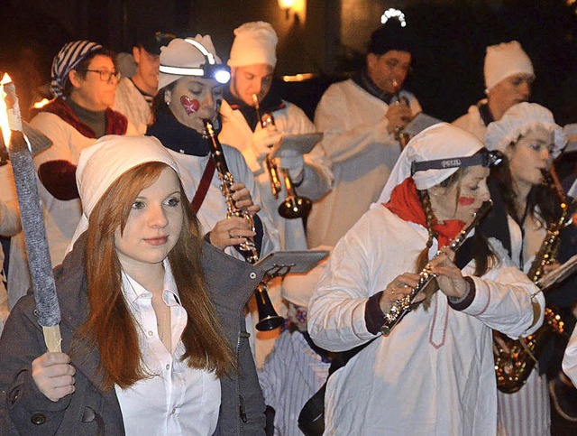 Angefhrt vom Musikverein zogen beim H... Kinder gab es  eine Brezel spendiert.  | Foto: Marco Schopferer