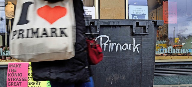 In Stuttgart geht eine Frau mit einer ...test gegen Primark aufgestellt wurde.   | Foto: dpa