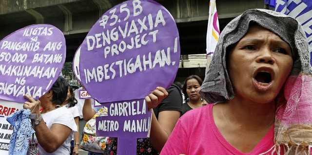 Demonstranten stehen vor dem Gesundheitsministerium in Manila.  | Foto: dpa