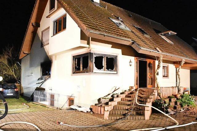 Wohnung in Merdingen brennt aus – ein Feuerwehrmann leicht verletzt