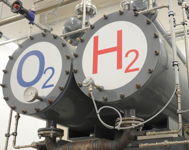 ... der durch Elektrolyse Wasserstoff ...ohlenwasserstoff synthetisiert wird...  | Foto: Bernd Settnik