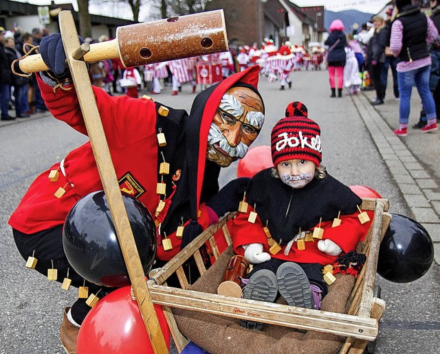 Ein kleiner und ein groer Schindlejok...derwinden fr fasnchtliche Stimmung.   | Foto:  dfl