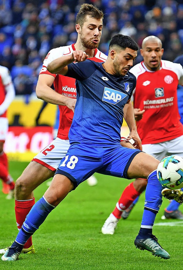 Der Mainzer Alexander Hack und Hoffenheims Nadiem Amiri  kmpfen um den Ball.  | Foto:  dpa