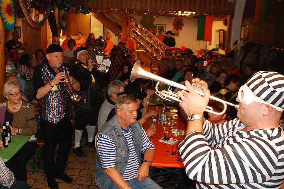 Bunter Dorfobe in der Pfarrschüre (Foto: Maja Tolsdorf) Bunter Dorfobe in der Pfarrschüre (Foto: Maja Tolsdorf)