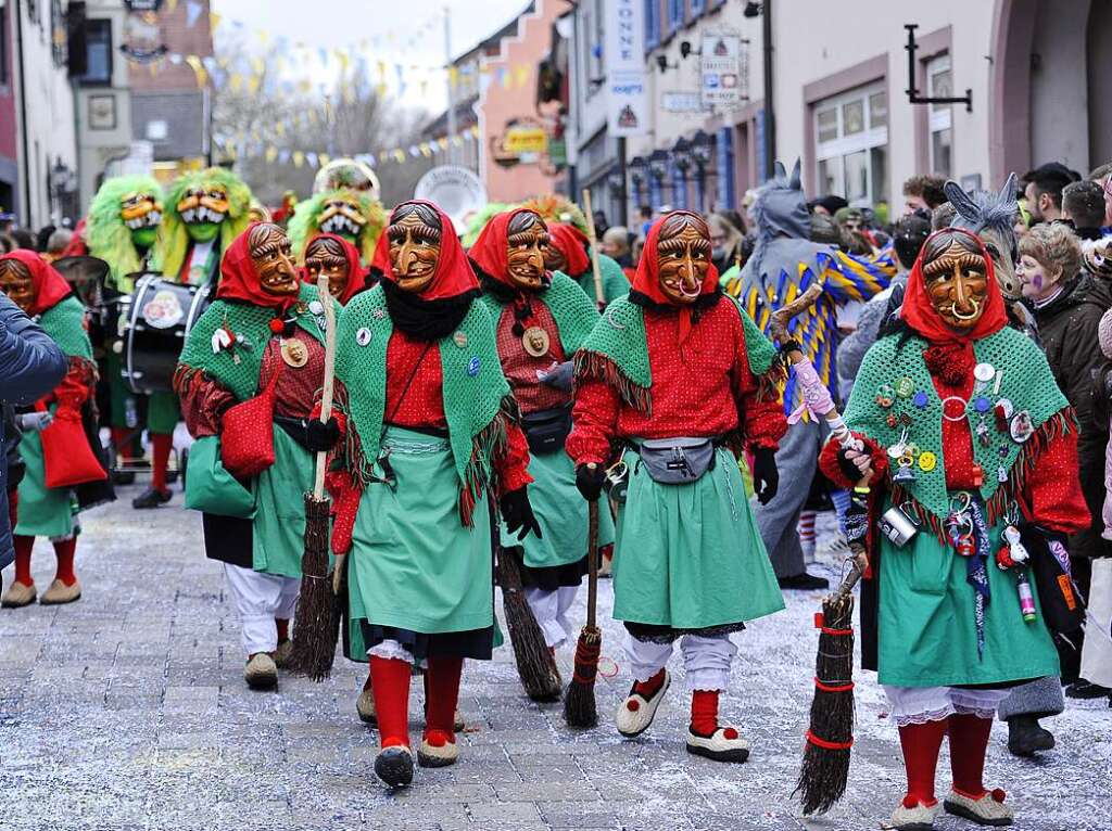 Tolle Stimmung mit 65 Zugnummern, tausenden Hstrgern und Besuchern: Der Bad Krozinger  Fasnachtsumzug war  ein voller Erfolg – auch wenn die Zugstrecke , wegen der einsturzgefhrdeten Brcke in der Innenstadt ganz neu war.