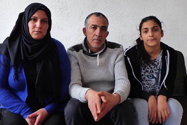 Amina Hanann, Haithan Osman und  Diala Osman (von links) in ihrer Wohnung.  | Foto: Ute Kienzler