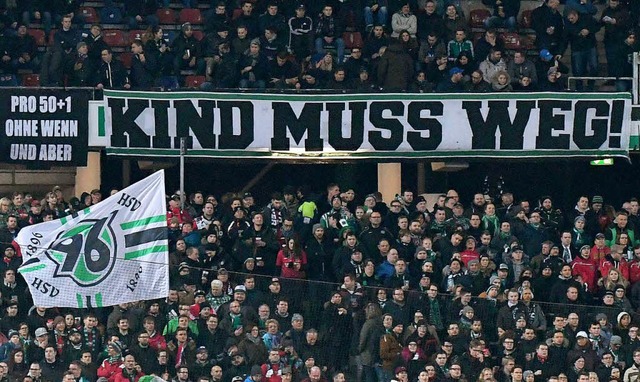 Hannover-Fans protestieren gegen den 96-Boss.  | Foto: dpa