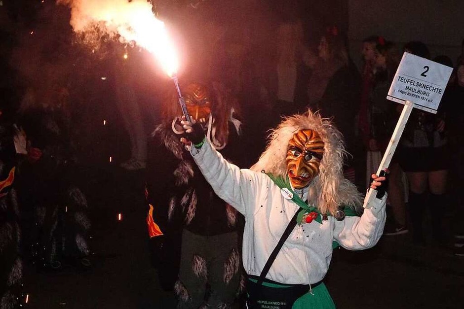 Beim Nachtumzug der Teufelsknechte stellten am Samstag an die 2000 schrecklich-schöne, aus ganz Südbaden angereiste Gruselmonster Maulburg auf den Kopf. Und auch die 13 Umzugswagen konnten sich sehen lassen (Foto: Hans-Jürgen Hege) Beim Nachtumzug der Teufelsknechte stellten am Samstag an die 2000 schrecklich-schöne, aus ganz Südbaden angereiste Gruselmonster Maulburg auf den Kopf. Und auch die 13 Umzugswagen konnten sich sehen lassen (Foto: Hans-Jürgen Hege)