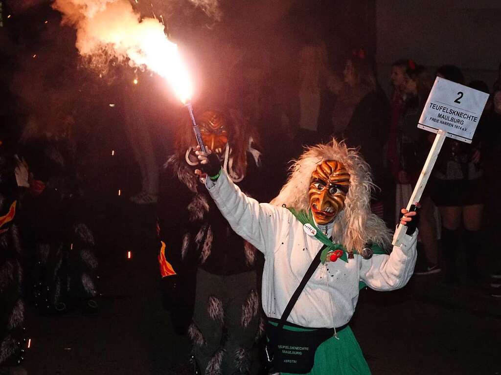 Beim Nachtumzug der Teufelsknechte stellten am Samstag an die 2000 schrecklich-schne, aus ganz Sdbaden angereiste Gruselmonster Maulburg auf den Kopf. Und auch die 13 Umzugswagen konnten sich sehen lassen