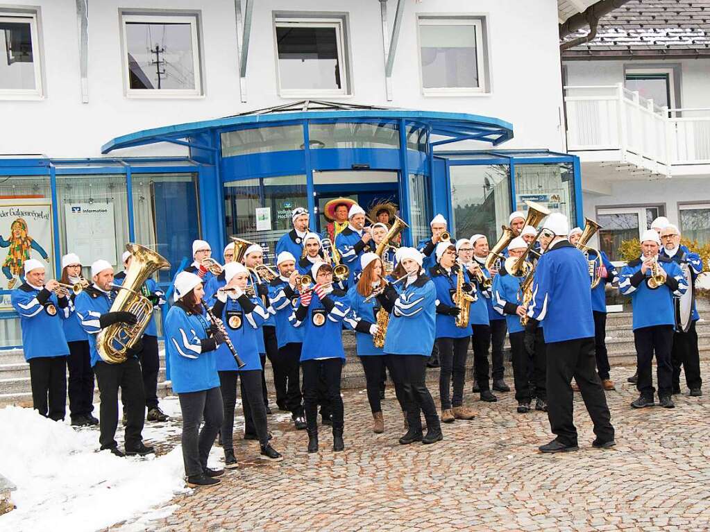 Die Baumsteller in Grafenhausen haben einen kleinen Baum am Narrenbrunnen aufgestellt. Das nrrische Volk war begeistert. Begleitet wurde die Aktion von der Zunftmusik unter Leitung von Georg Seidler.