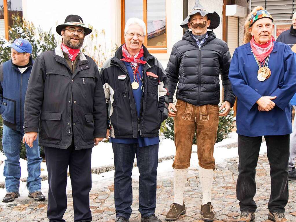 Zuschauer beim Baumstellen.