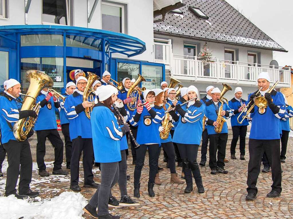 Die Baumsteller in Grafenhausen haben einen kleinen Baum am Narrenbrunnen aufgestellt. Das nrrische Volk war begeistert. Begleitet wurde die Aktion von der Zunftmusik unter Leitung von Georg Seidler.